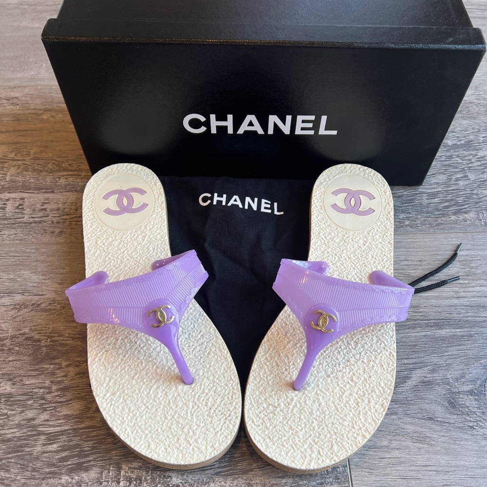 Chanel Interlocking CC logo flip flops. Guaranteed 100% Authentic. Size 37